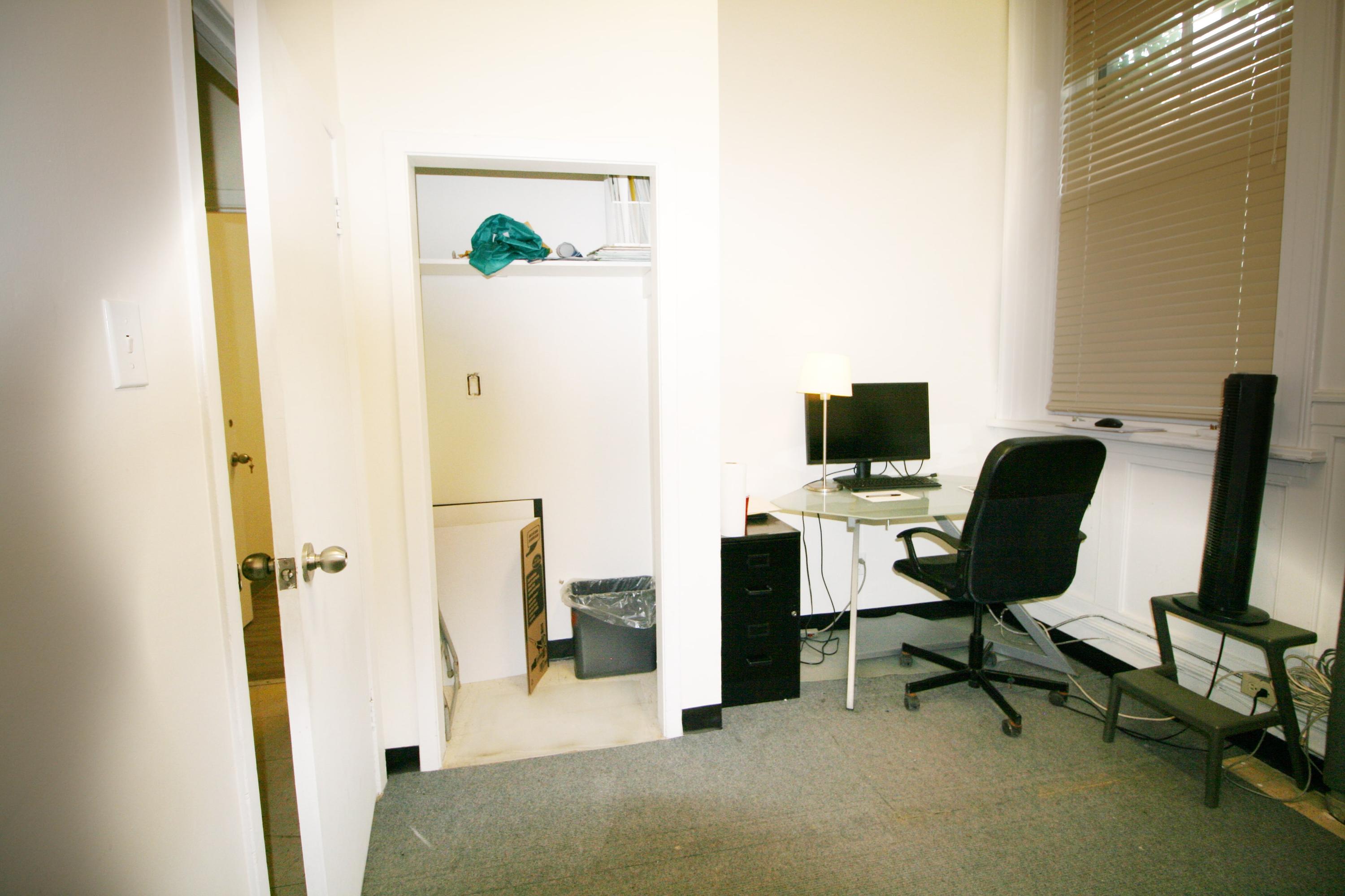 












1313 Queen Street West

,
Toronto,




ON
M6K 1L8

