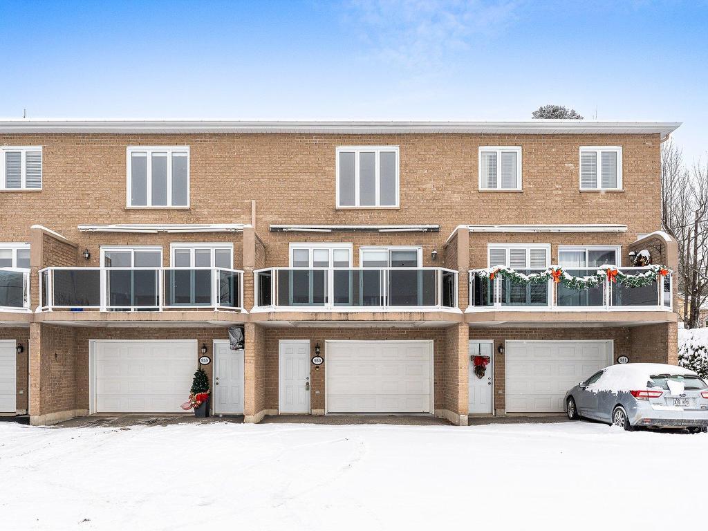 









933


Rue Merry N.

,
Magog,




QC
J1X2G9

