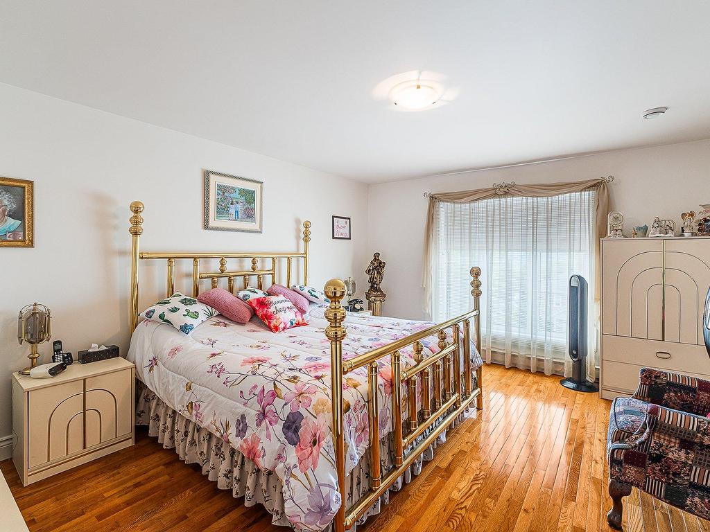 









933


Rue Merry N.

,
Magog,




QC
J1X2G9

