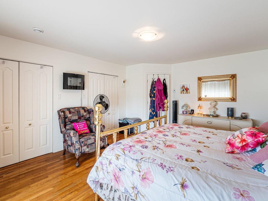 









933


Rue Merry N.

,
Magog,




QC
J1X2G9

