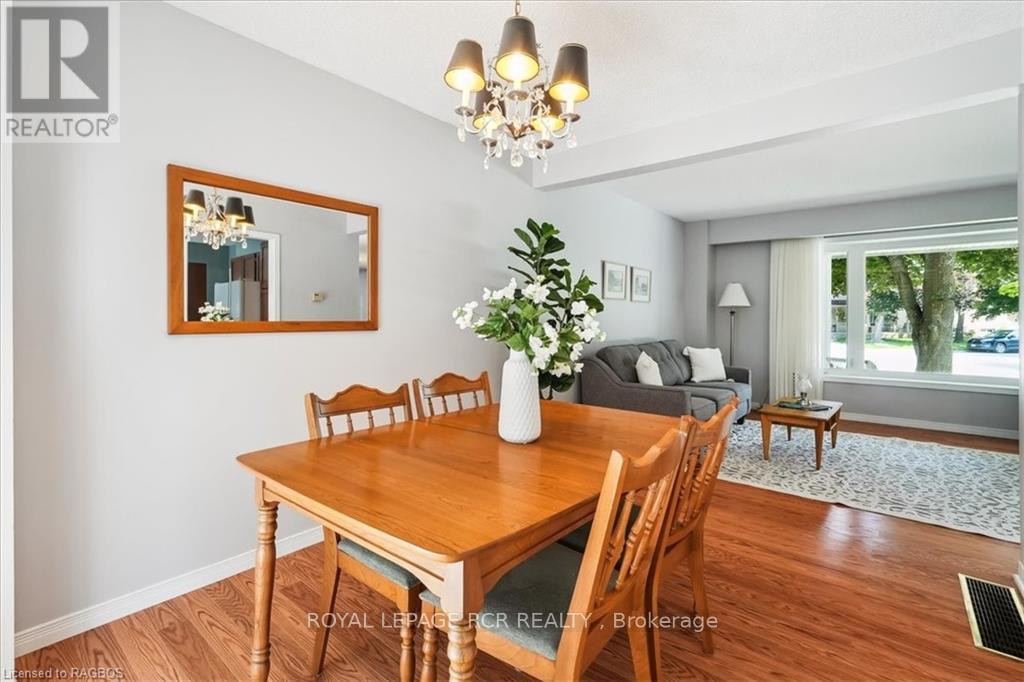












527 5TH STREET E

,
Owen Sound,




Ontario
N4K1E2

