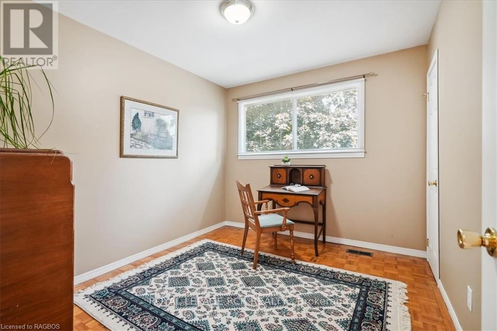 












527 5TH STREET E

,
Owen Sound,




Ontario
N4K1E2


