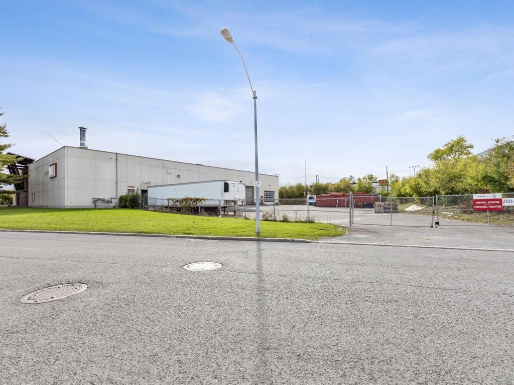 









250


Rue Deveault

,
Gatineau (Hull),




QC
J8Z1T4


