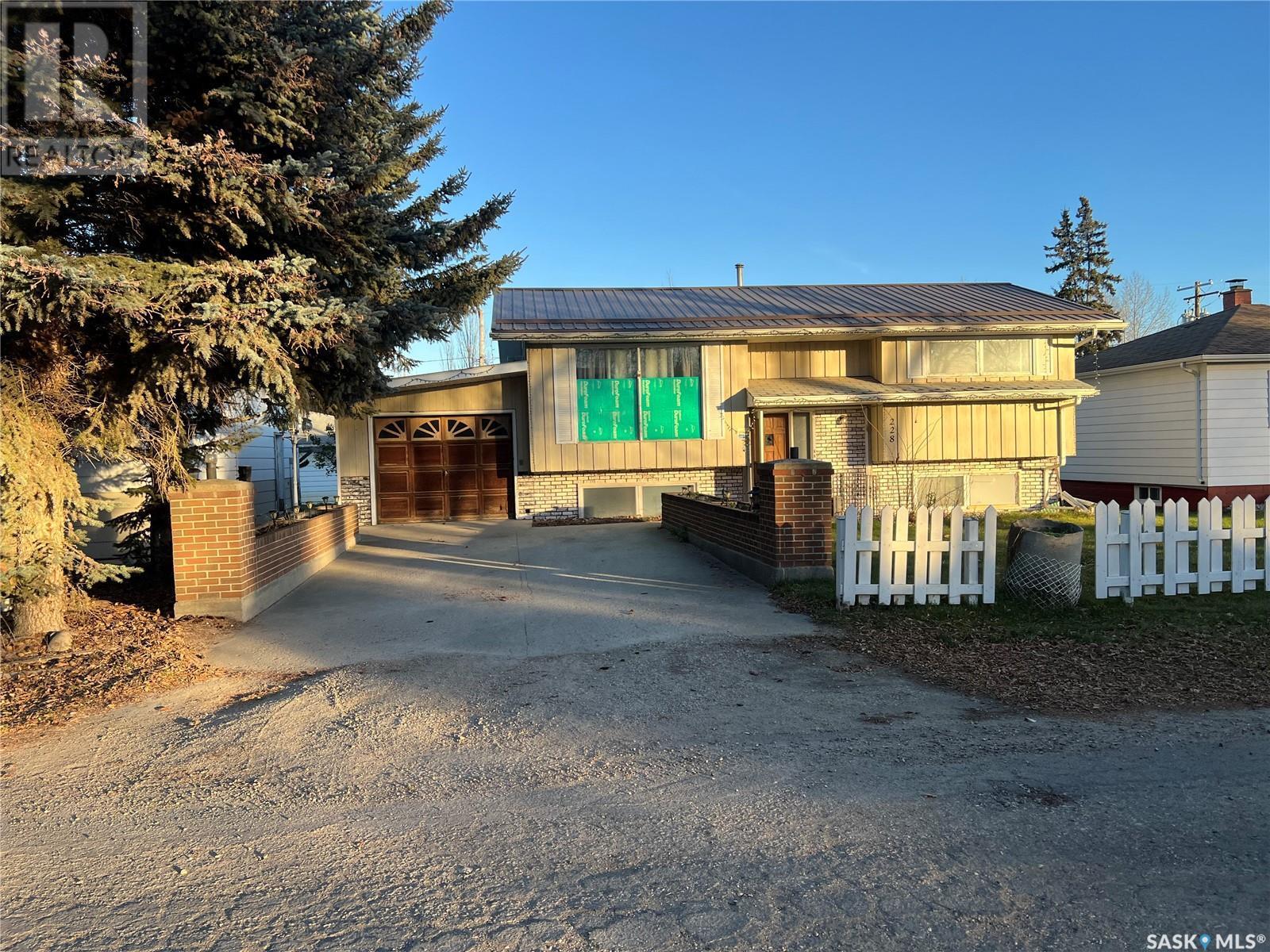 












228 Katherine AVENUE N

,
Porcupine Plain,




Saskatchewan
S0E1H0


