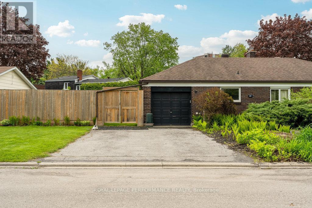 












1932 MARQUIS AVENUE

,
Ottawa,




Ontario
K1J8J2


