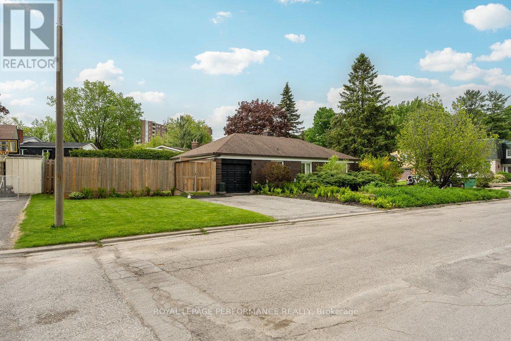 












1932 MARQUIS AVENUE

,
Ottawa,




Ontario
K1J8J2


