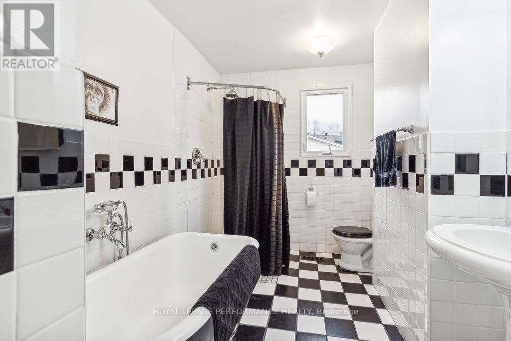 












1932 MARQUIS AVENUE

,
Ottawa,




Ontario
K1J8J2


