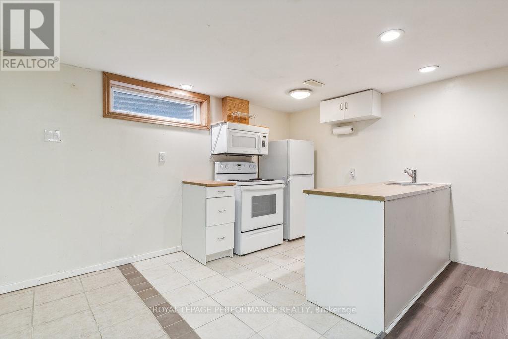 












1932 MARQUIS AVENUE

,
Ottawa,




Ontario
K1J8J2

