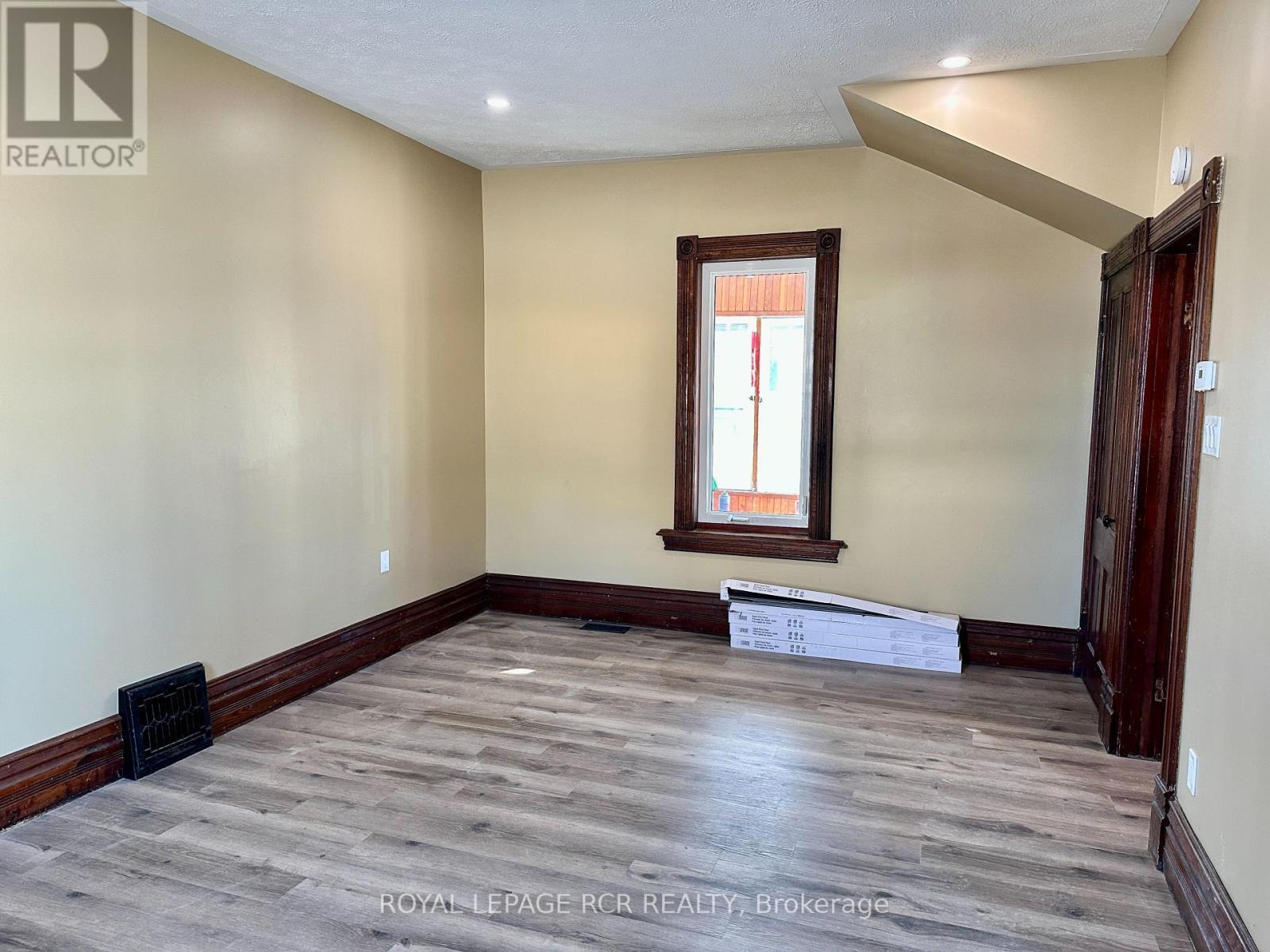 












641 10TH AVENUE

,
Hanover,




Ontario
N4N2P6

