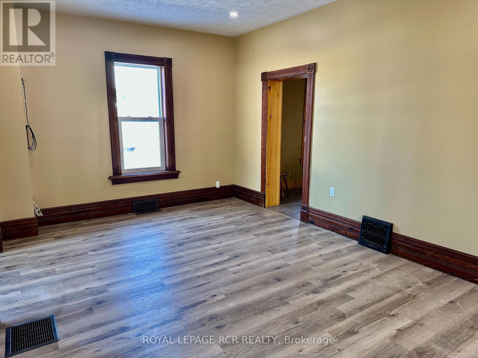 












641 10TH AVENUE

,
Hanover,




Ontario
N4N2P6

