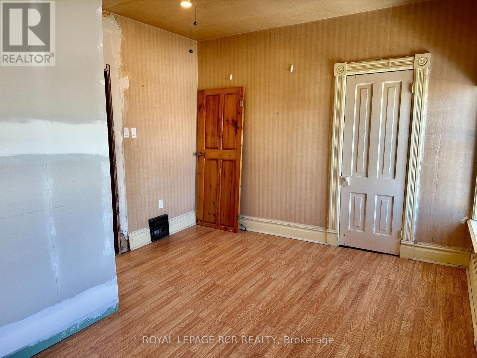 












641 10TH AVENUE

,
Hanover,




Ontario
N4N2P6

