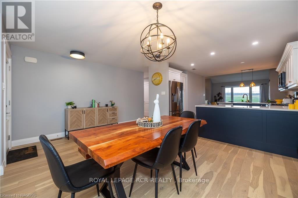 












133 HAWTHORN CRESCENT

,
Georgian Bluffs,




Ontario
N0H1S0


