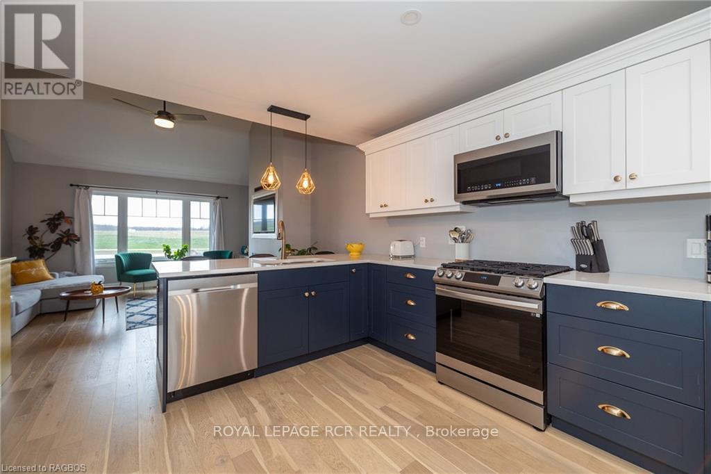 












133 HAWTHORN CRESCENT

,
Georgian Bluffs,




Ontario
N0H1S0

