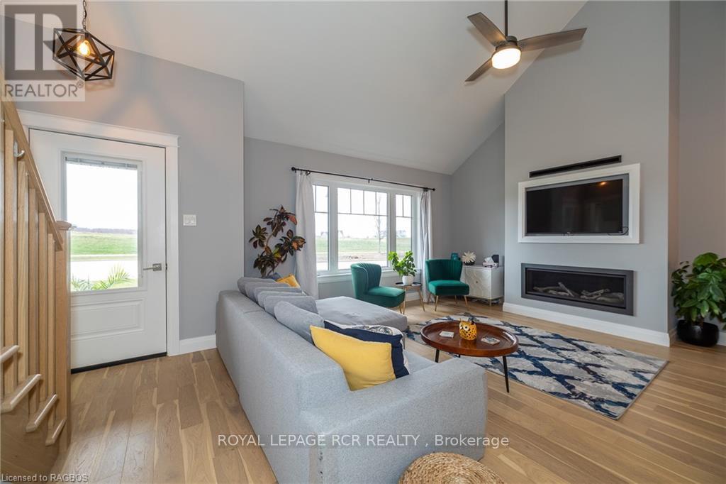 












133 HAWTHORN CRESCENT

,
Georgian Bluffs,




Ontario
N0H1S0


