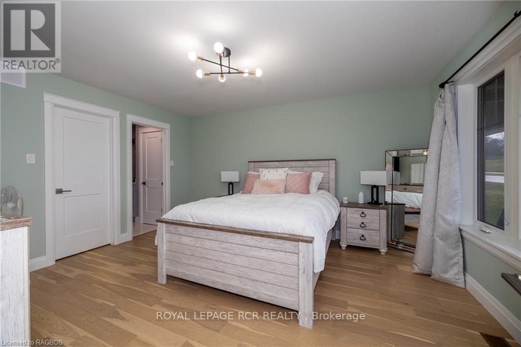 












133 HAWTHORN CRESCENT

,
Georgian Bluffs,




Ontario
N0H1S0

