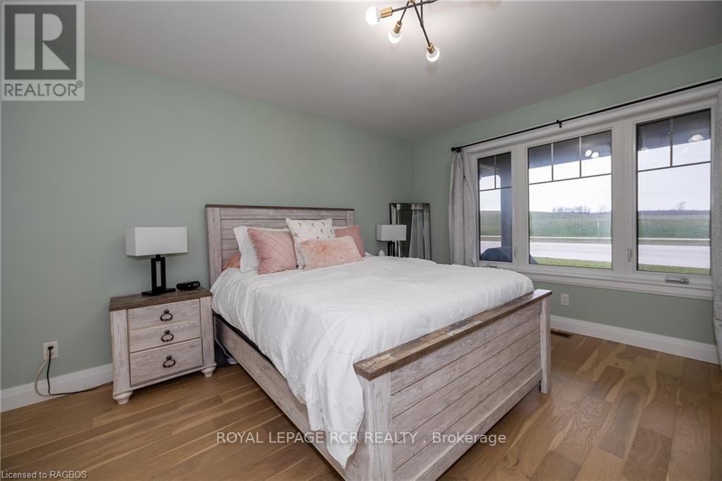 












133 HAWTHORN CRESCENT

,
Georgian Bluffs,




Ontario
N0H1S0

