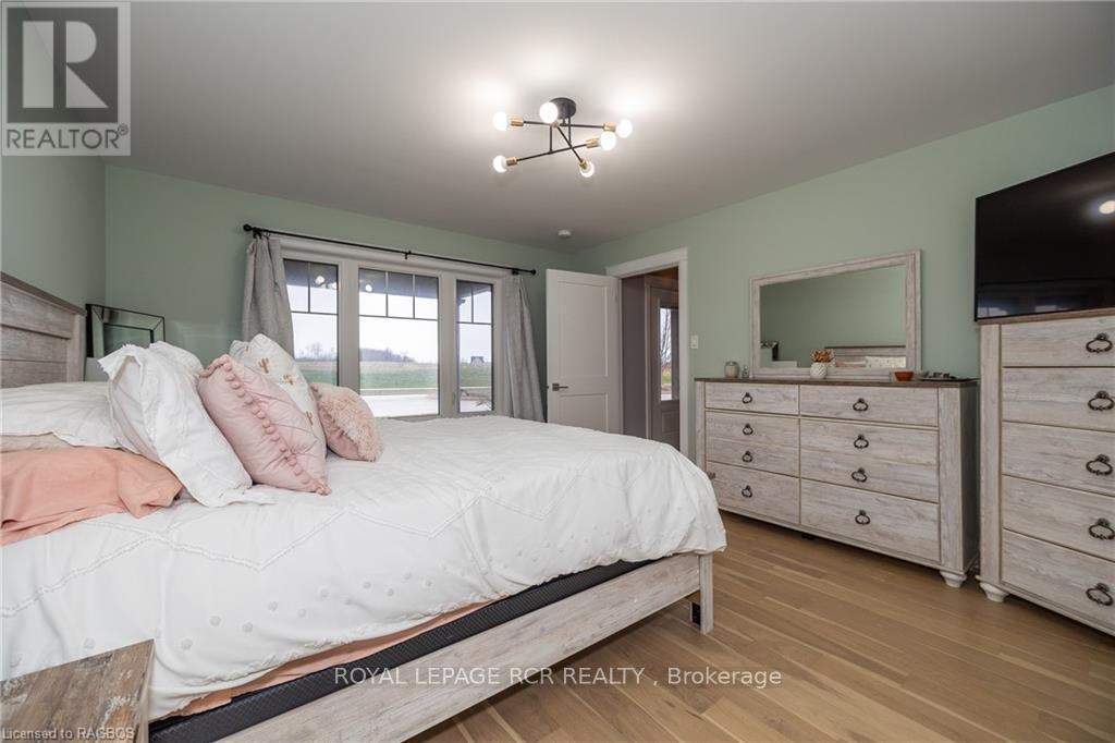 












133 HAWTHORN CRESCENT

,
Georgian Bluffs,




Ontario
N0H1S0

