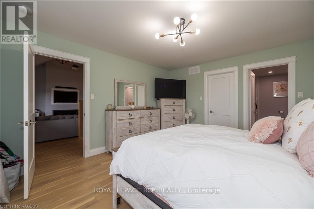 












133 HAWTHORN CRESCENT

,
Georgian Bluffs,




Ontario
N0H1S0

