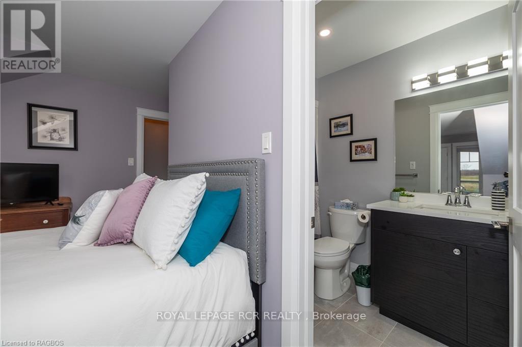 












133 HAWTHORN CRESCENT

,
Georgian Bluffs,




Ontario
N0H1S0

