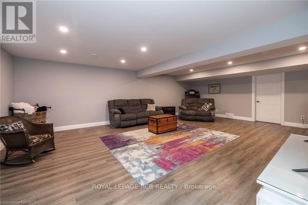 












133 HAWTHORN CRESCENT

,
Georgian Bluffs,




Ontario
N0H1S0

