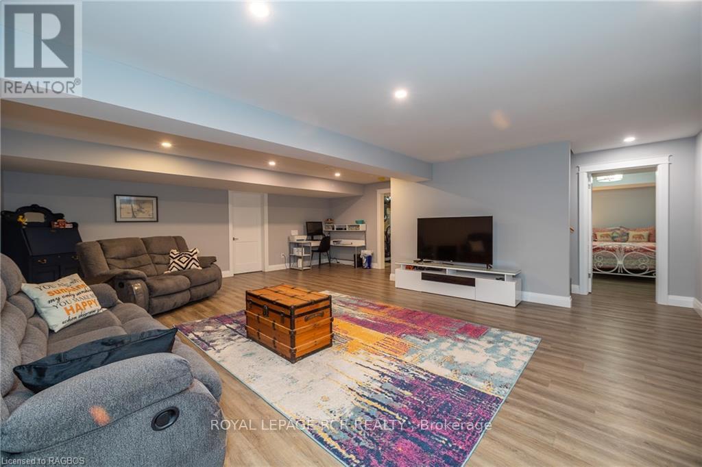 












133 HAWTHORN CRESCENT

,
Georgian Bluffs,




Ontario
N0H1S0


