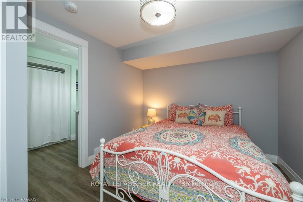 












133 HAWTHORN CRESCENT

,
Georgian Bluffs,




Ontario
N0H1S0

