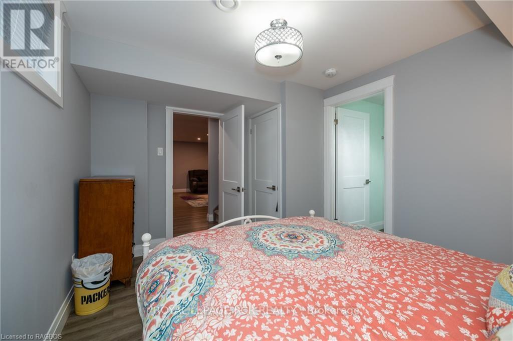 












133 HAWTHORN CRESCENT

,
Georgian Bluffs,




Ontario
N0H1S0

