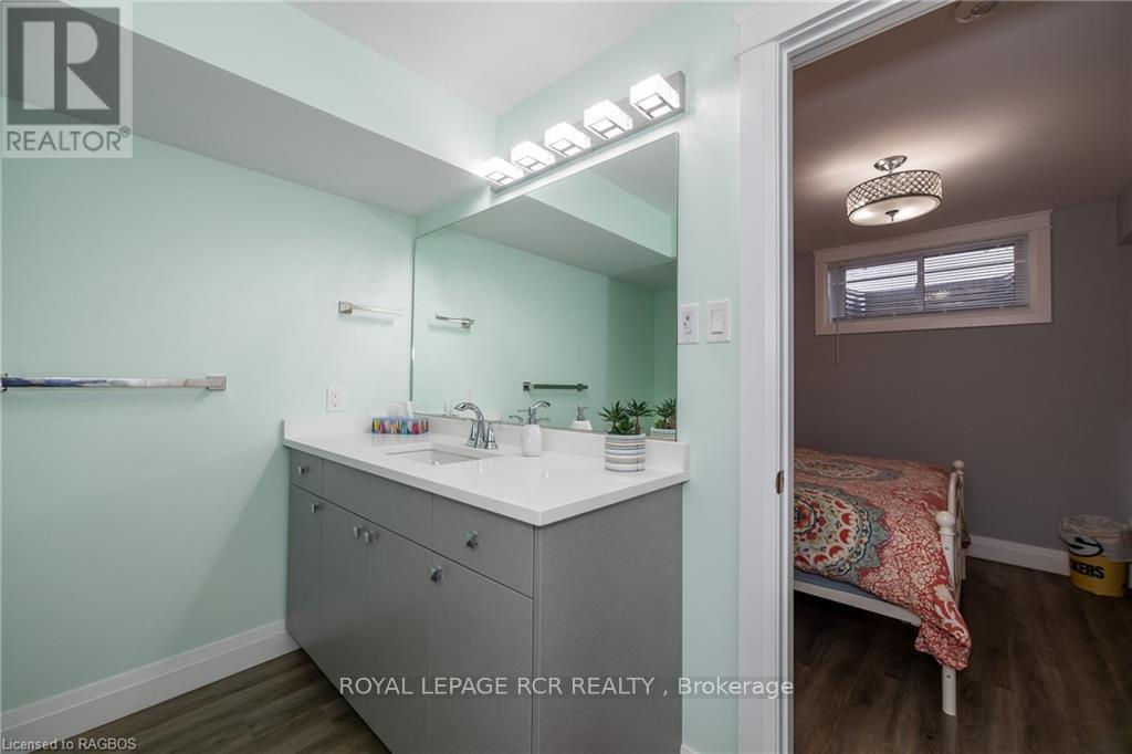 












133 HAWTHORN CRESCENT

,
Georgian Bluffs,




Ontario
N0H1S0

