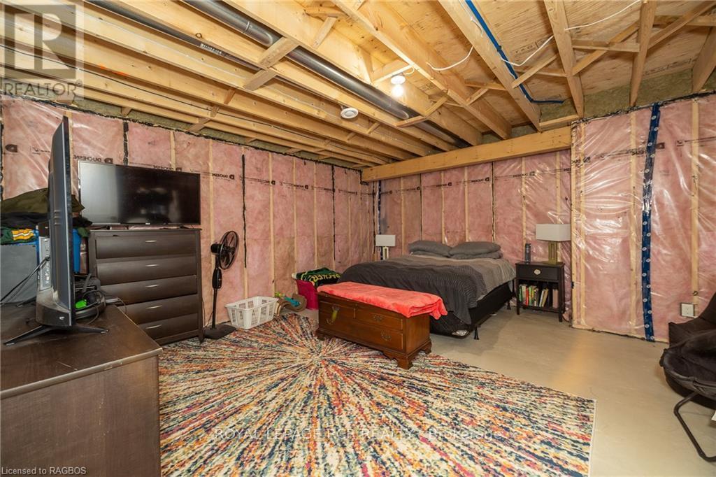 












133 HAWTHORN CRESCENT

,
Georgian Bluffs,




Ontario
N0H1S0

