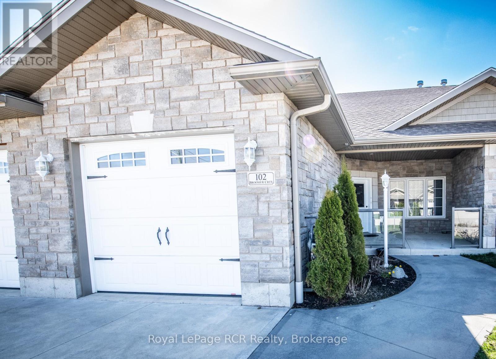 












102 BROOMER CRESCENT

,
Wellington North (Mount Forest),




Ontario
N0G2L4

