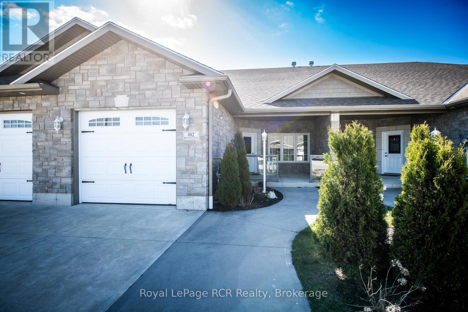 












102 BROOMER CRESCENT

,
Wellington North (Mount Forest),




Ontario
N0G2L4

