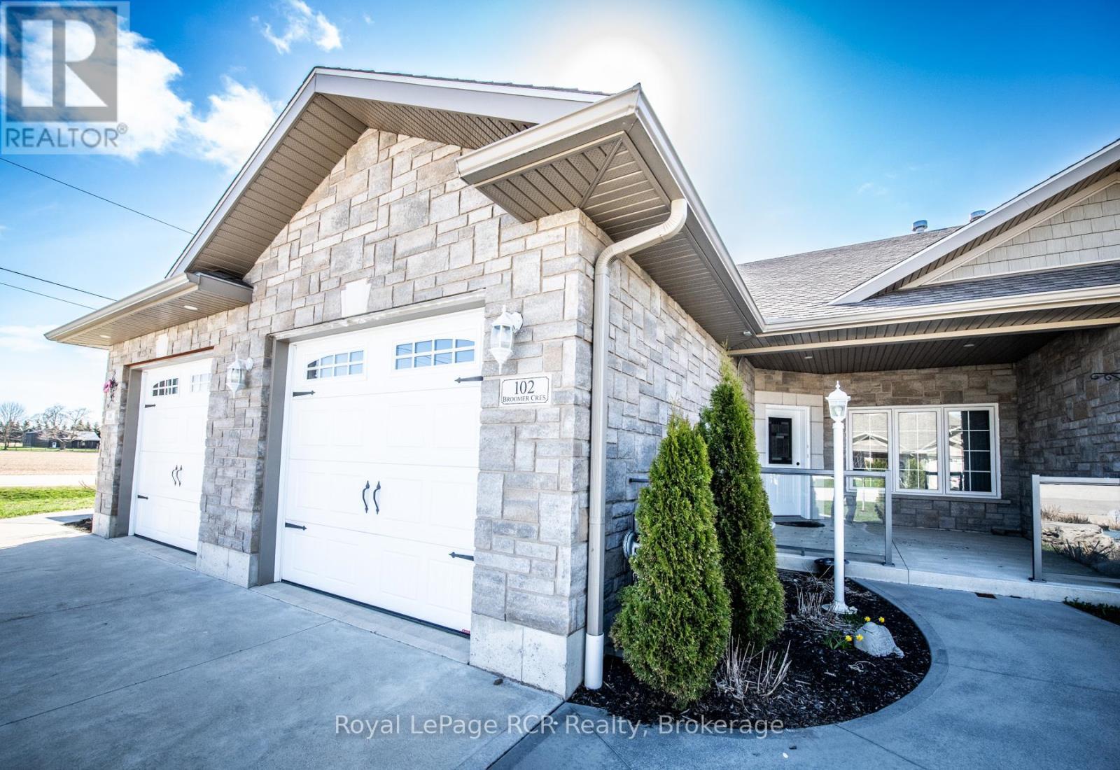 












102 BROOMER CRESCENT

,
Wellington North (Mount Forest),




Ontario
N0G2L4

