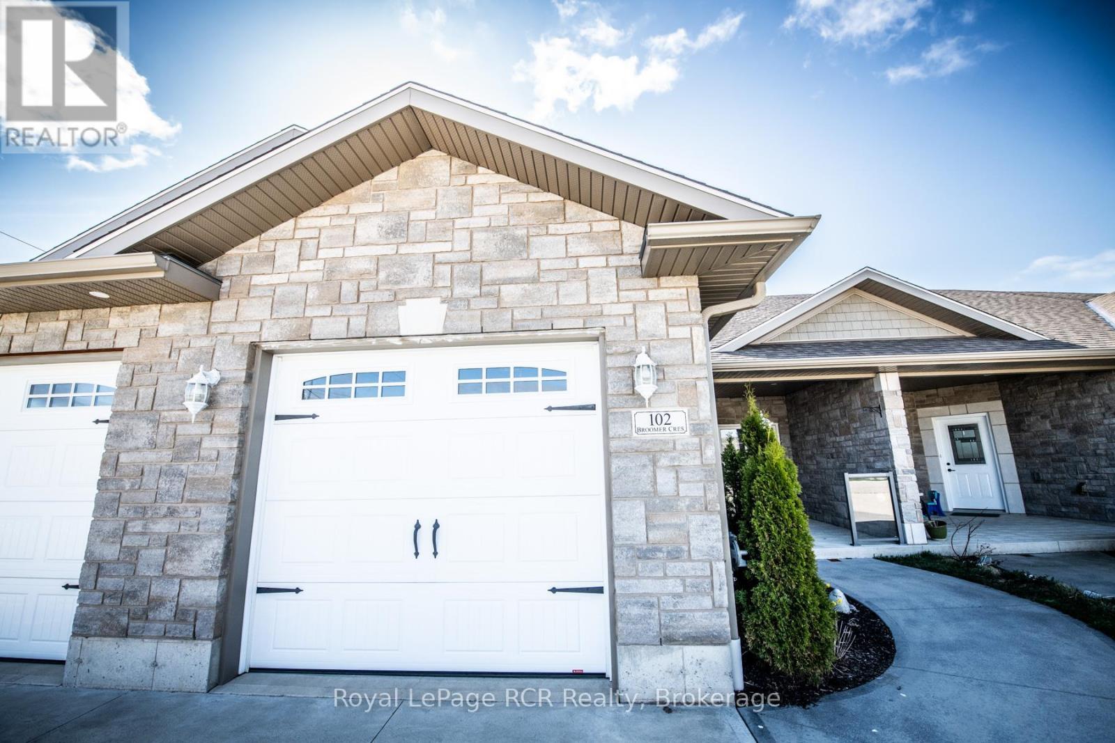 












102 BROOMER CRESCENT

,
Wellington North (Mount Forest),




Ontario
N0G2L4

