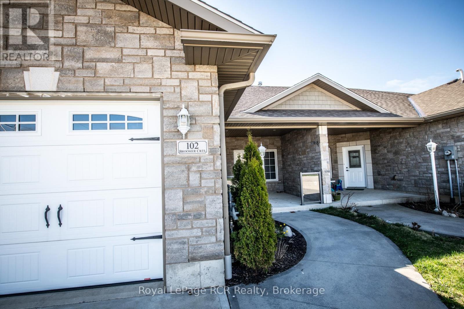 












102 BROOMER CRESCENT

,
Wellington North (Mount Forest),




Ontario
N0G2L4

