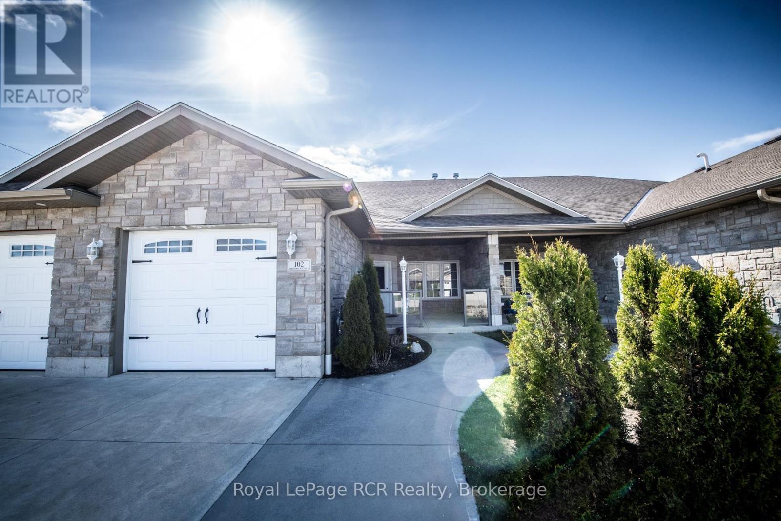 












102 BROOMER CRESCENT

,
Wellington North (Mount Forest),




Ontario
N0G2L4

