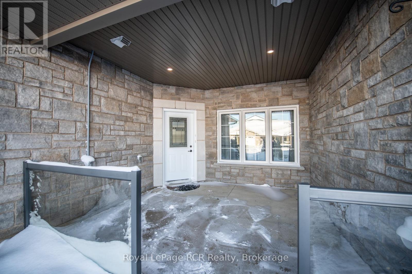












102 BROOMER CRESCENT

,
Wellington North (Mount Forest),




Ontario
N0G2L4

