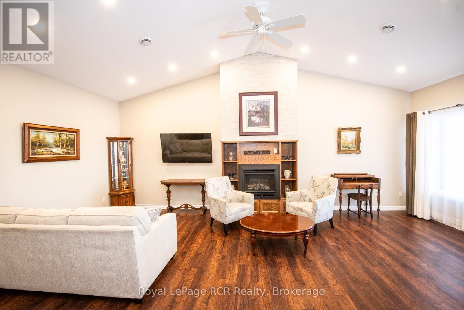 












102 BROOMER CRESCENT

,
Wellington North (Mount Forest),




Ontario
N0G2L4

