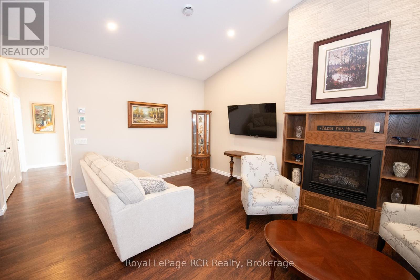 












102 BROOMER CRESCENT

,
Wellington North (Mount Forest),




Ontario
N0G2L4

