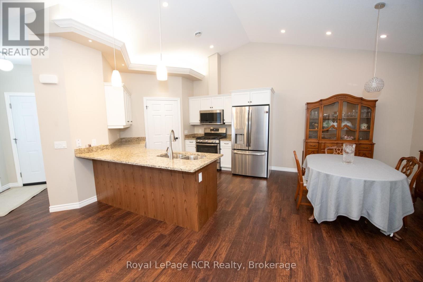 












102 BROOMER CRESCENT

,
Wellington North (Mount Forest),




Ontario
N0G2L4

