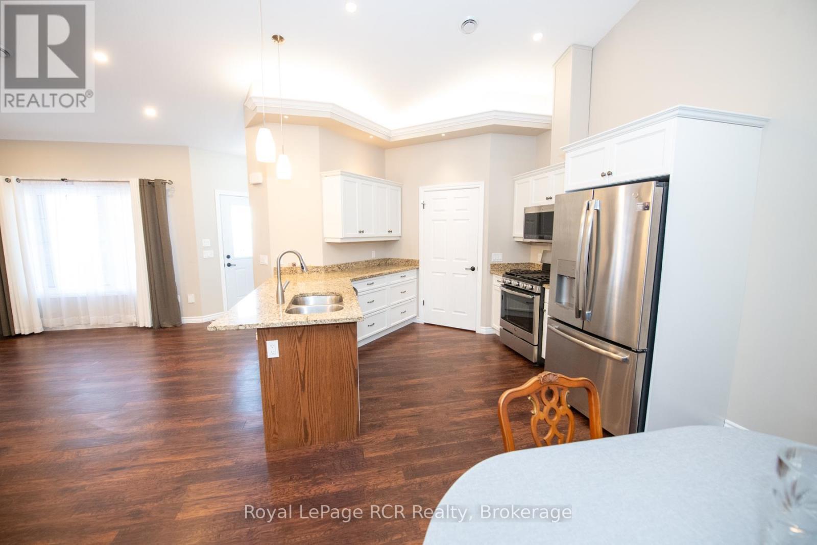 












102 BROOMER CRESCENT

,
Wellington North (Mount Forest),




Ontario
N0G2L4

