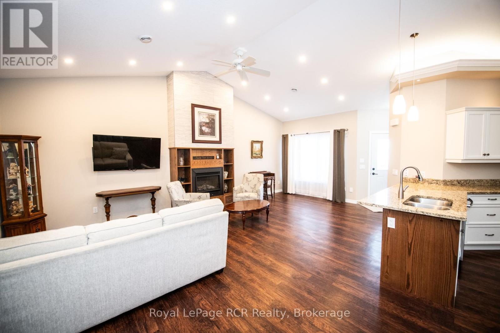 












102 BROOMER CRESCENT

,
Wellington North (Mount Forest),




Ontario
N0G2L4

