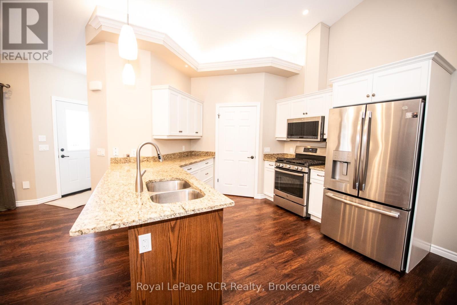 












102 BROOMER CRESCENT

,
Wellington North (Mount Forest),




Ontario
N0G2L4

