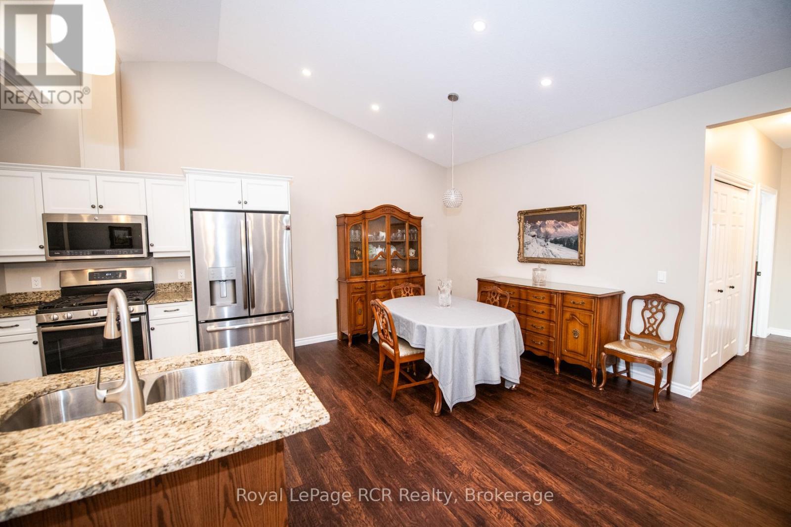 












102 BROOMER CRESCENT

,
Wellington North (Mount Forest),




Ontario
N0G2L4

