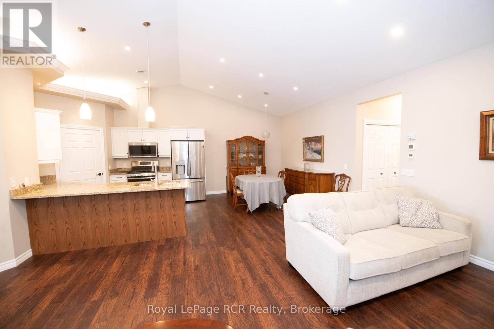 












102 BROOMER CRESCENT

,
Wellington North (Mount Forest),




Ontario
N0G2L4

