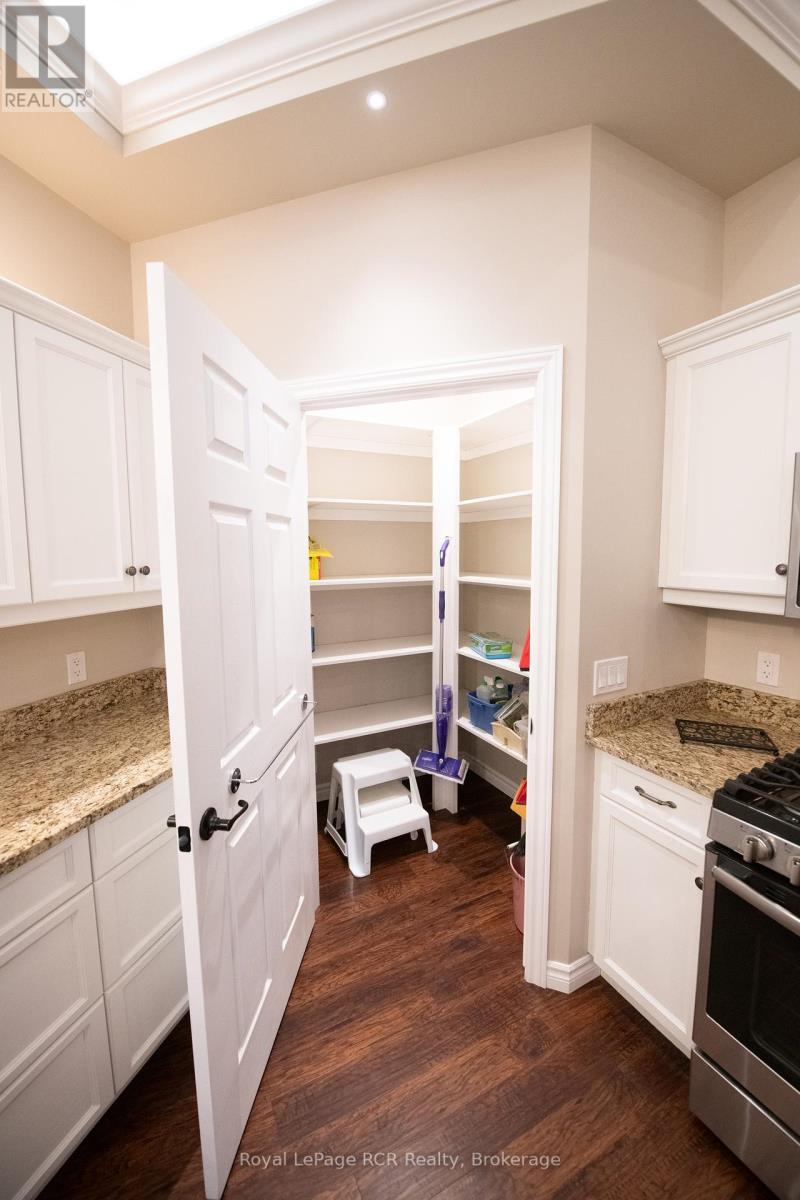 












102 BROOMER CRESCENT

,
Wellington North (Mount Forest),




Ontario
N0G2L4

