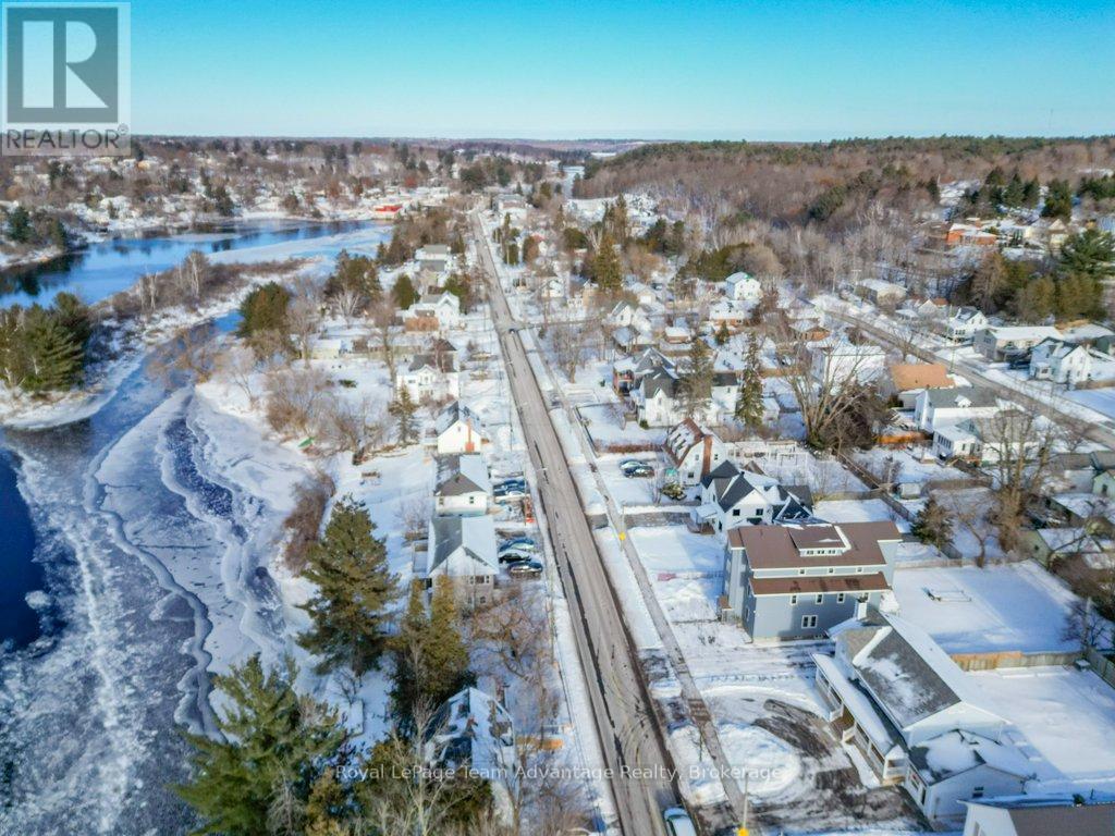 












21 RIVER STREET

,
Parry Sound,




Ontario
P2A2T7


