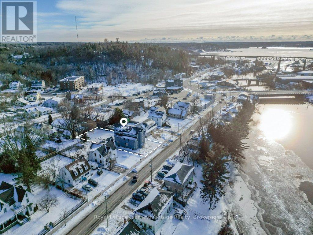 












21 RIVER STREET

,
Parry Sound,




Ontario
P2A2T7

