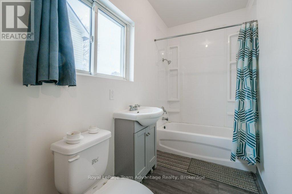 












21 RIVER STREET

,
Parry Sound,




Ontario
P2A2T7

