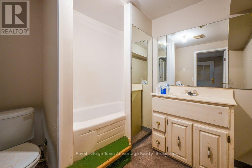 












21 RIVER STREET

,
Parry Sound,




Ontario
P2A2T7


