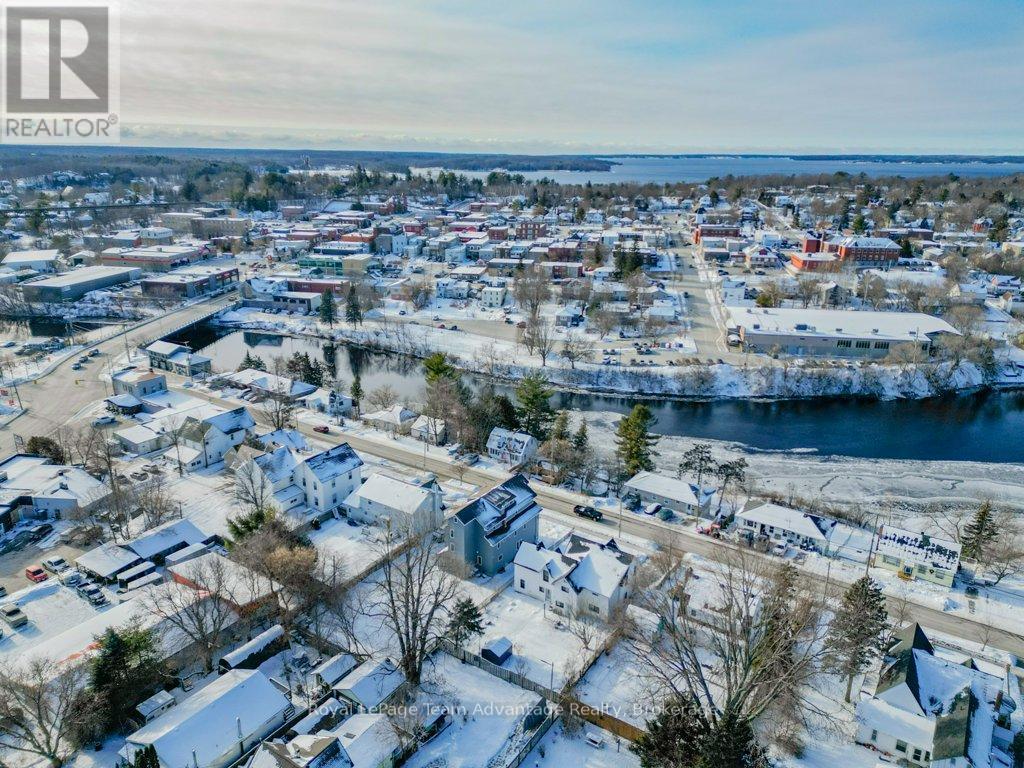 












21 RIVER STREET

,
Parry Sound,




Ontario
P2A2T7

